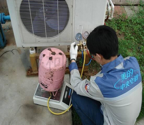 410A冷媒按要求以液態(tài)沖注，并使用電子稱定量追加