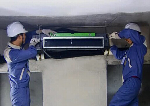 用水平尺測量水平度，確保室內(nèi)機安裝水平