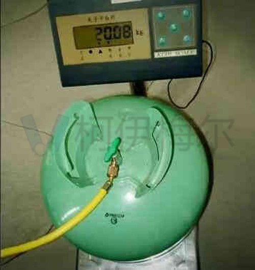 使用電子稱測(cè)量冷媒追加量
