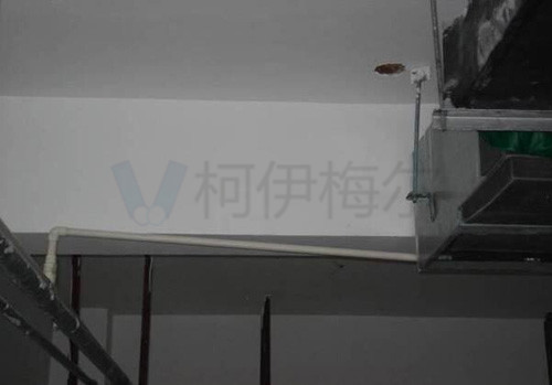 冷凝水管存在倒坡現(xiàn)象，嚴(yán)重影響室內(nèi)機(jī)排水