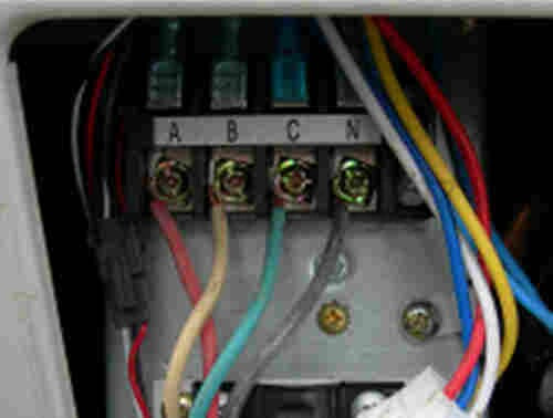 電源線未使用接線耳連接，且未無接地線